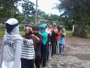 permainan-outbound-blind-leader-1