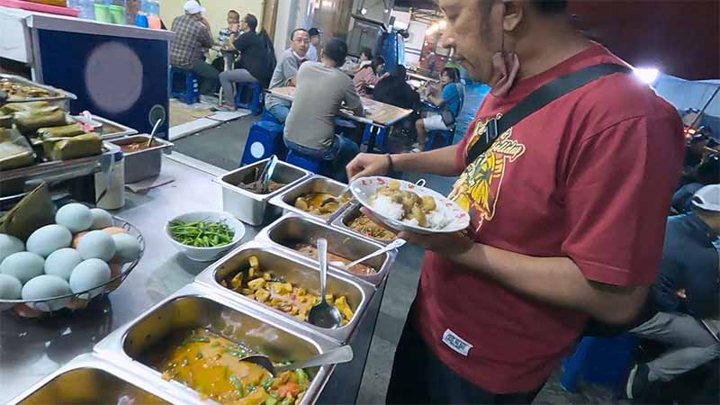 Harga Warung Nasi Ceu Mar Braga Bandung, Kuliner Kaki Lima Legendaris